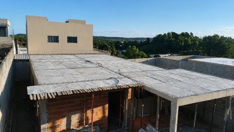 Laje maciça concretada em obra com equipe da Pontual Lajes