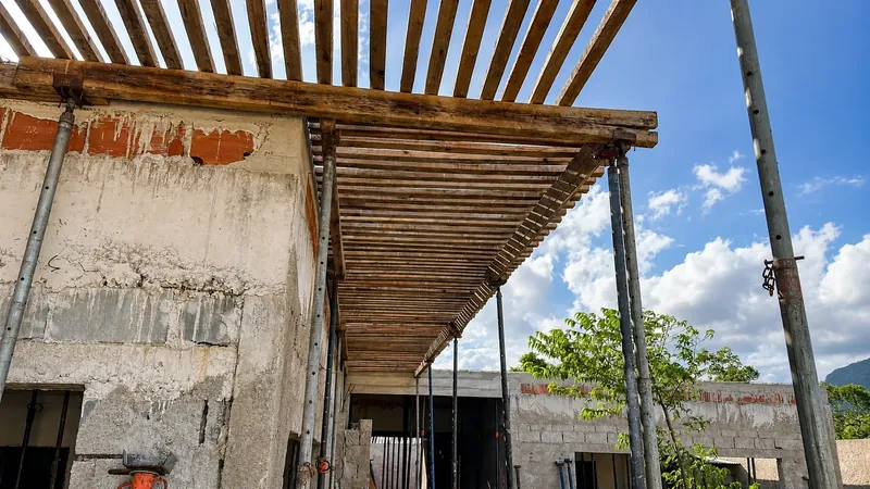 Escoramento de laje pré-moldada executado em obra